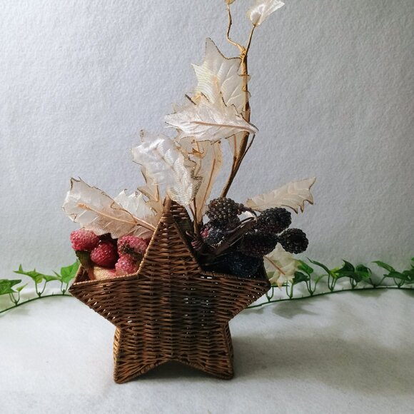 VGUC: Wicker Basket Brown Multi-color Festive Holiday Star Centerppiece - Picture 2 of 3